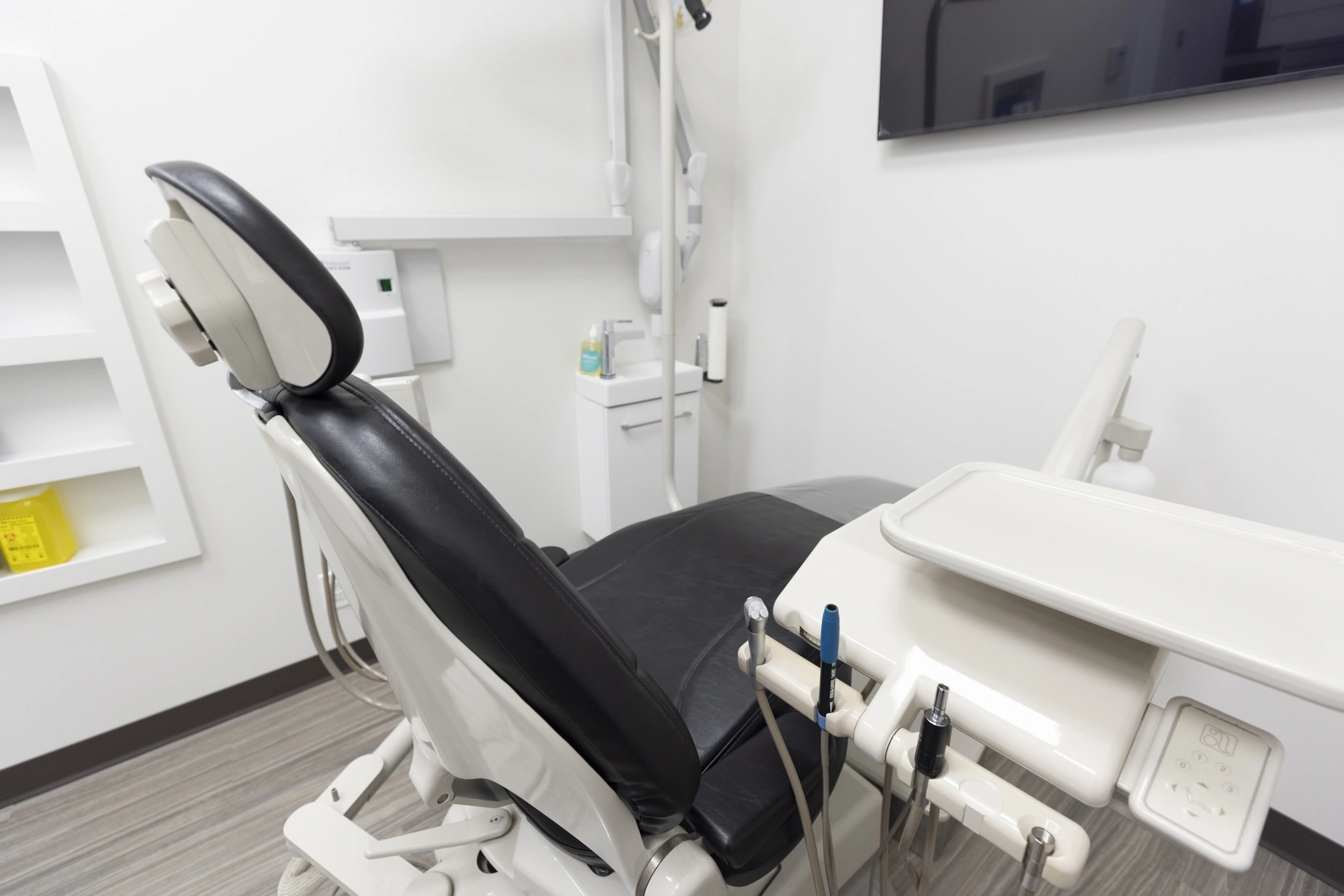 dental operatory chair equipped with examination tools at our clinic